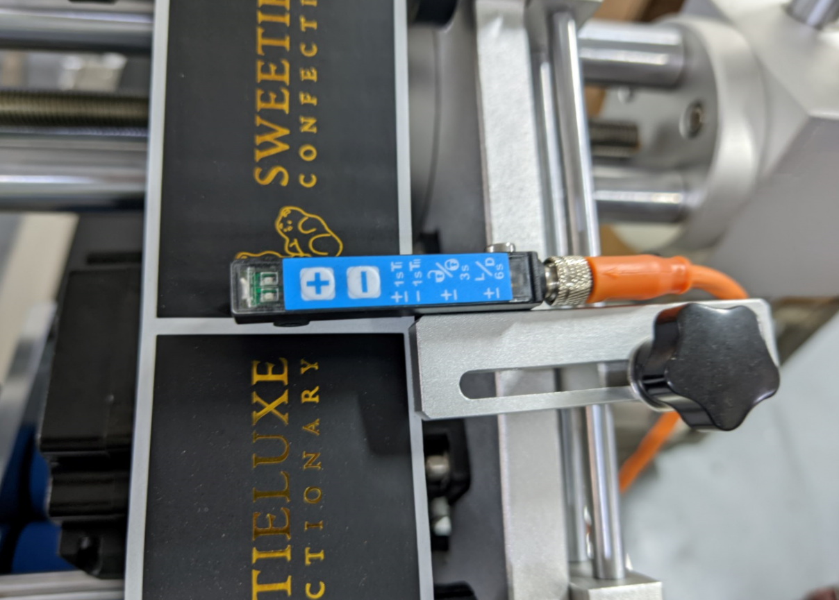 SKYONE-030PM Automatic Bag Labeling Machine for Flat Surface